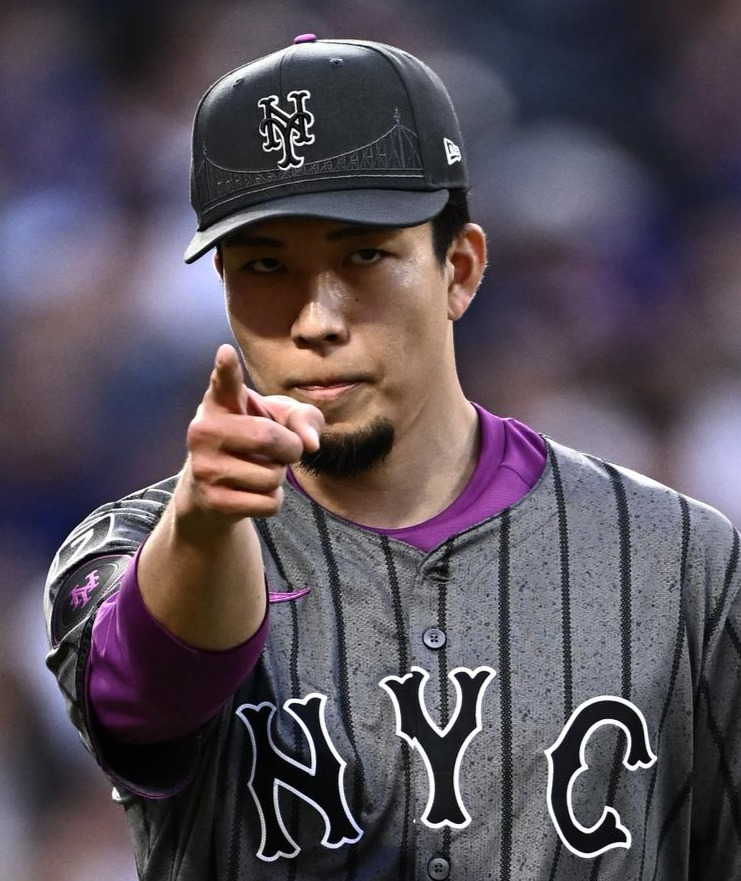 メッツ対ドジャース　2回表を投げ終え引き締まった表情で引き揚げるメッツ先発の千賀（撮影・滝沢徹郎）