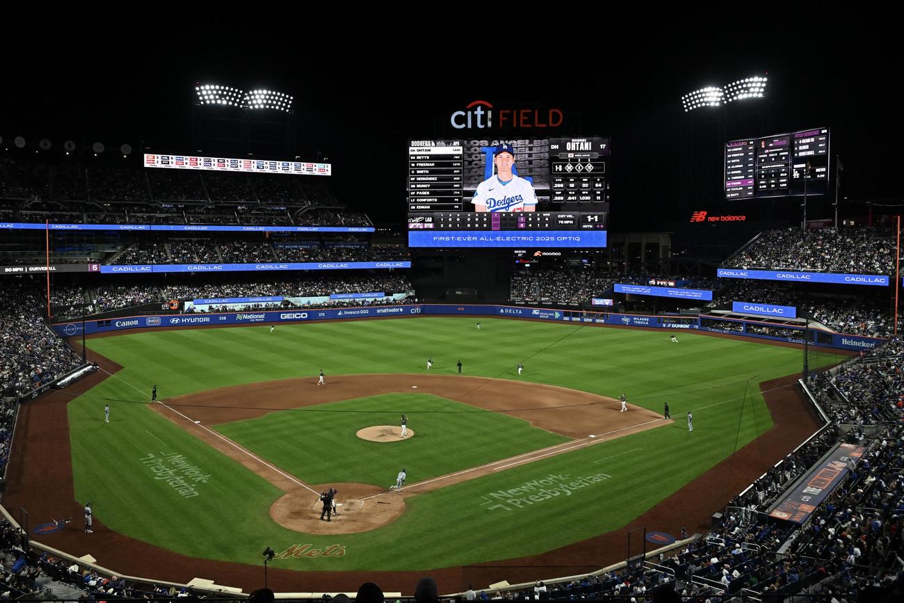 メッツ対ドジャース　7回表ドジャース2死、バックスクリーンに映し出された大谷は中飛に倒れる（撮影・滝沢徹郎）