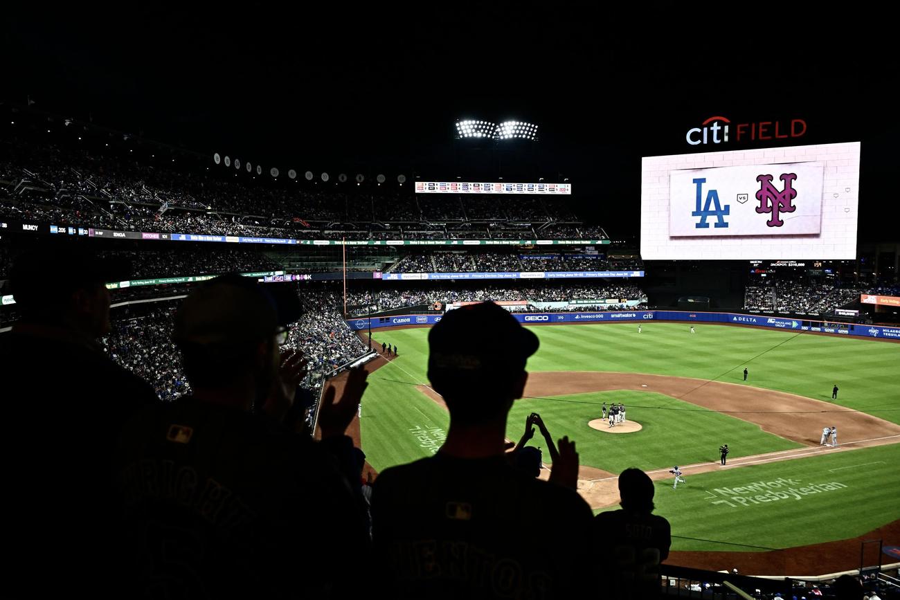 メッツ対ドジャース　6回表、降板するメッツ先発の千賀にファンから拍手が送られる（撮影・滝沢徹郎）