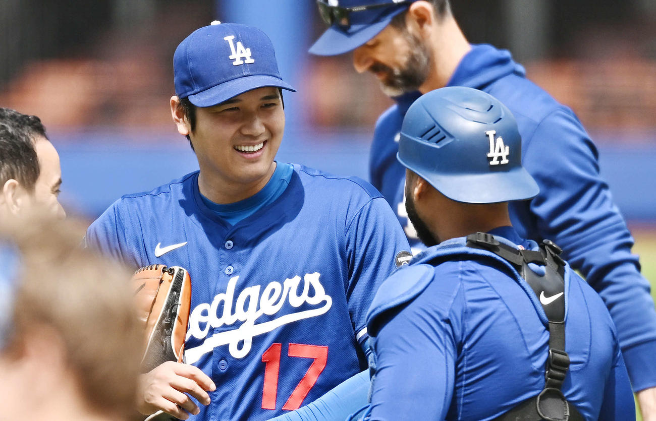メッツ対ドジャース　試合前のライブBPを終えたドジャース大谷は捕手と話す（撮影・滝沢徹郎）
