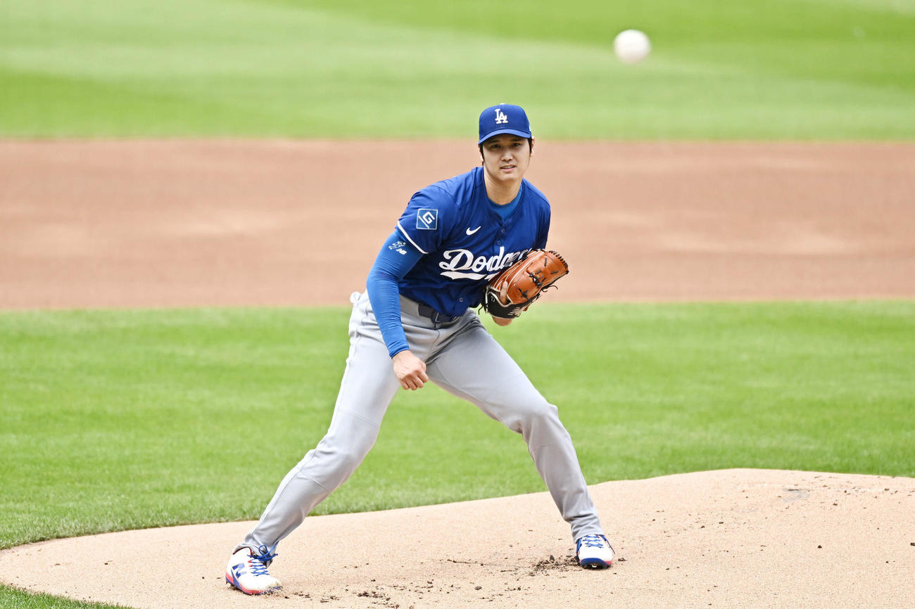 メッツ対ドジャース　試合前のライブBPで力投するドジャース大谷は打球を見つめる（撮影・滝沢徹郎）