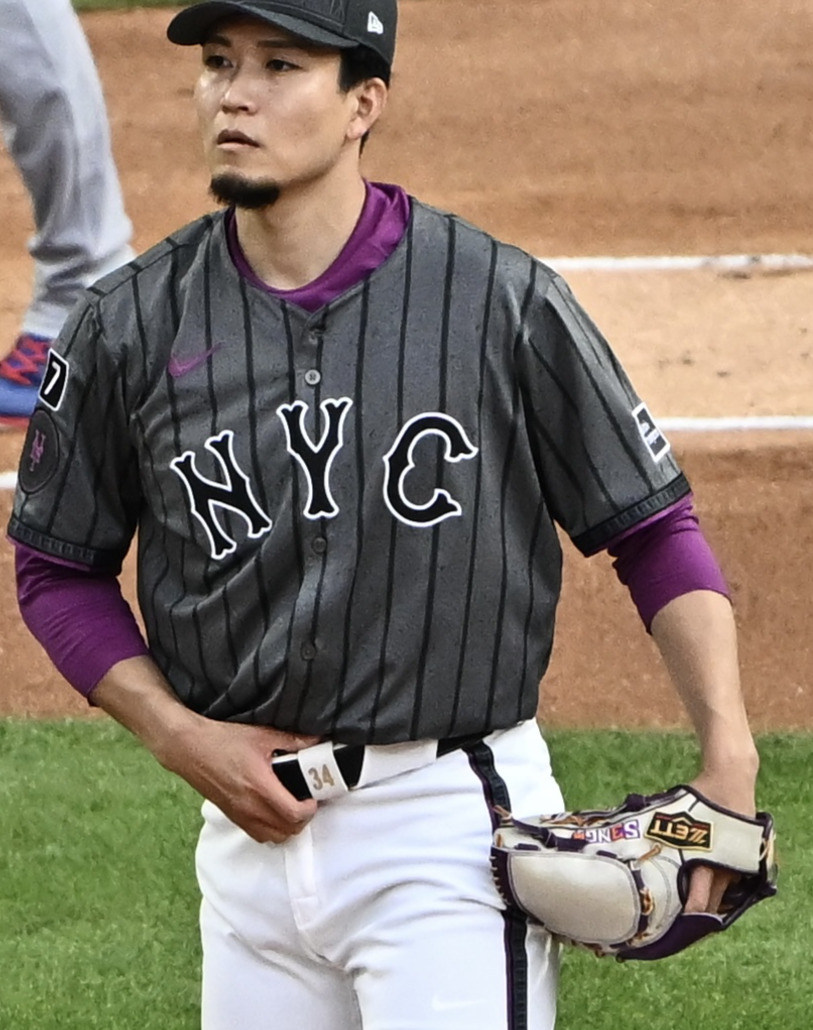 メッツ対ドジャース　1回表ドジャース無死、大谷に先制ソロ本塁打を許した際に着けていた千賀のグラブ。注意を受け2回のマウンドから他のグラブに変更した（撮影・滝沢徹郎）