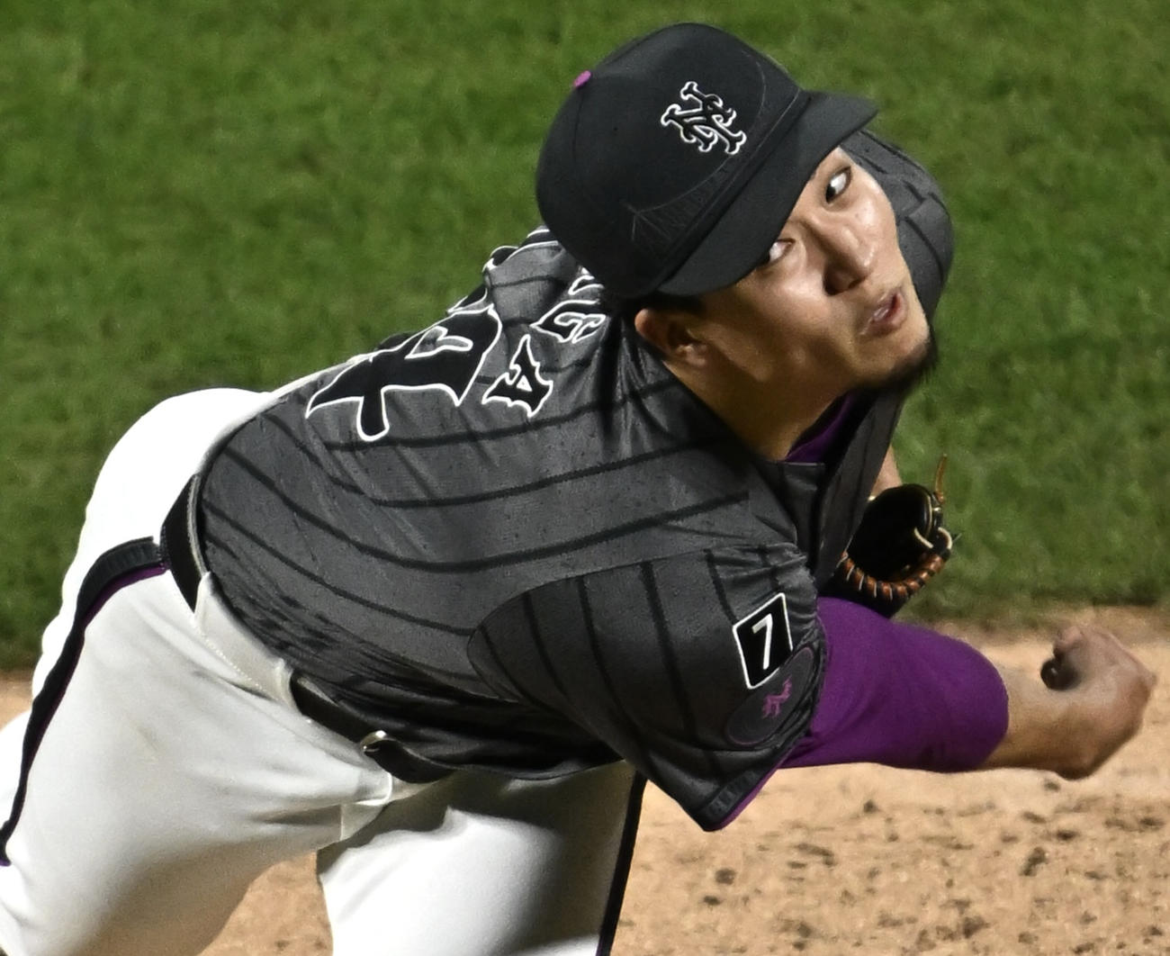 メッツ対ドジャース　6回表、力投するメッツ先発の千賀（撮影・滝沢徹郎）