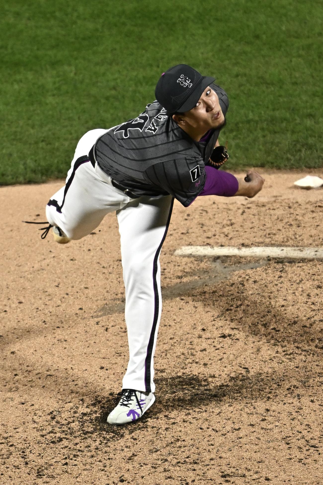 メッツ対ドジャース　6回表、力投するメッツ先発の千賀（撮影・滝沢徹郎）