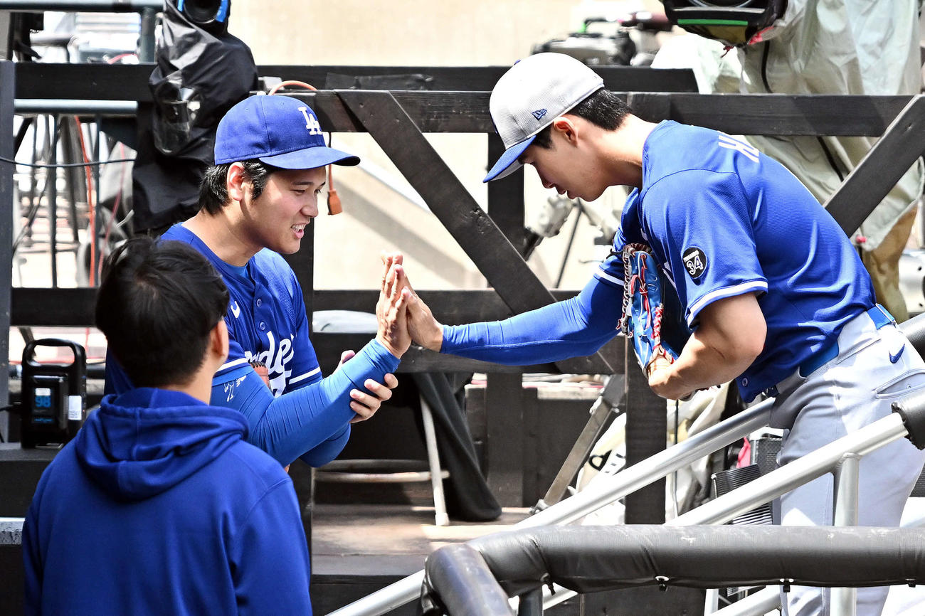 メッツ対ドジャース　試合前のライブBPを終えたドジャース大谷（左）は打者を務めた金とタッチをかわす（撮影・滝沢徹郎）
