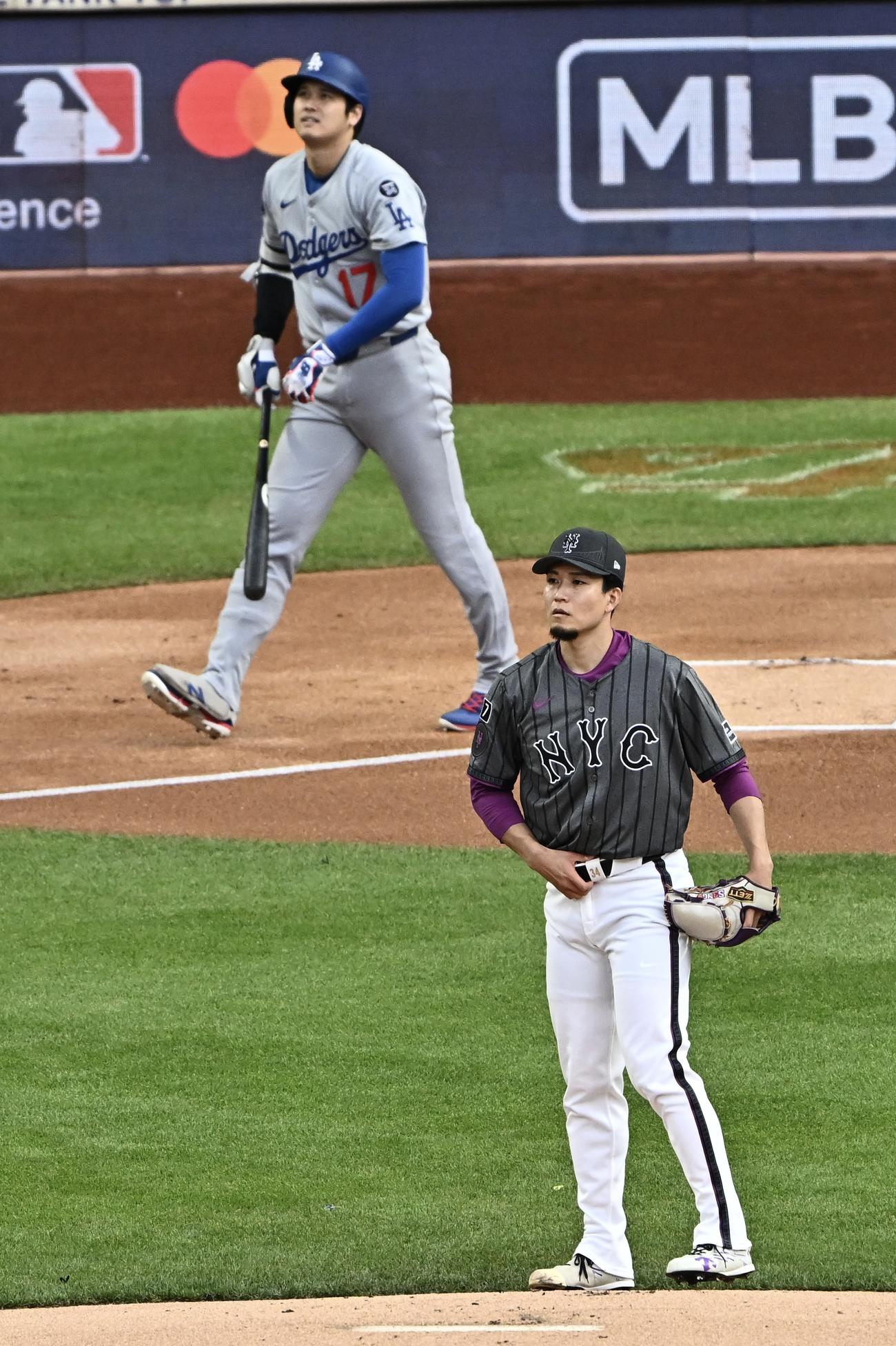 メッツ対ドジャース　1回表ドジャース無死、大谷（後方）に先制ソロ本塁打を許す千賀（撮影・滝沢徹郎）