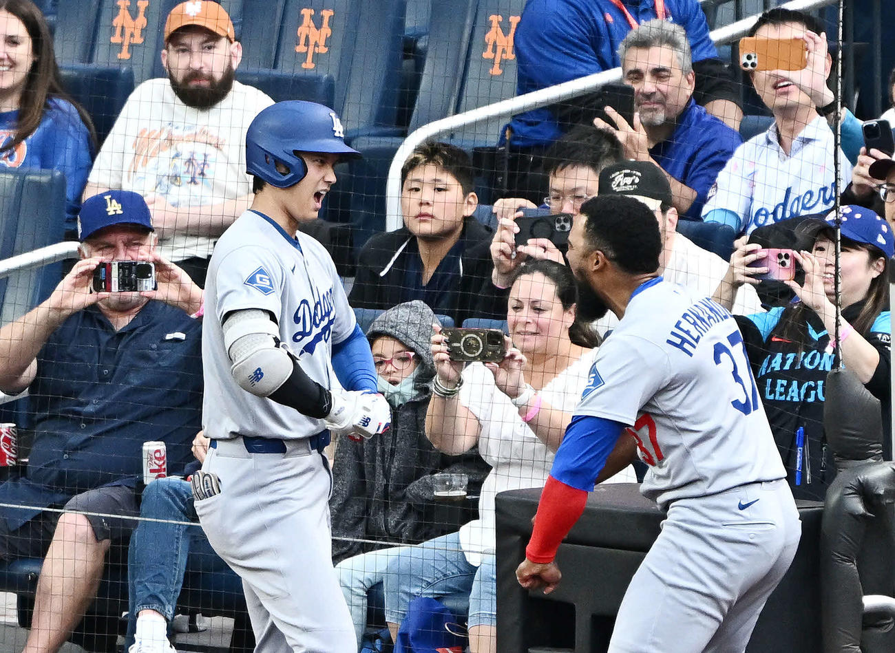 メッツ対ドジャース　1回表ドジャース無死、先制ソロ本塁打を放った大谷（左）は生還しT・ヘルナンデスとポーズを決める（撮影・滝沢徹郎）