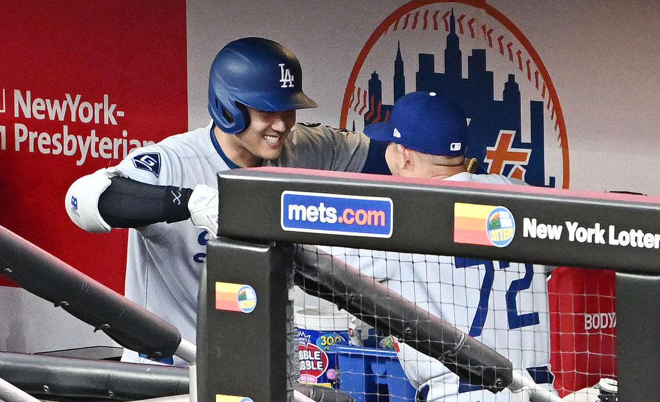 メッツ対ドジャース　1回表ドジャース無死、先制ソロ本塁打を放った大谷（左）は生還しロハスとポーズを決める（撮影・滝沢徹郎）