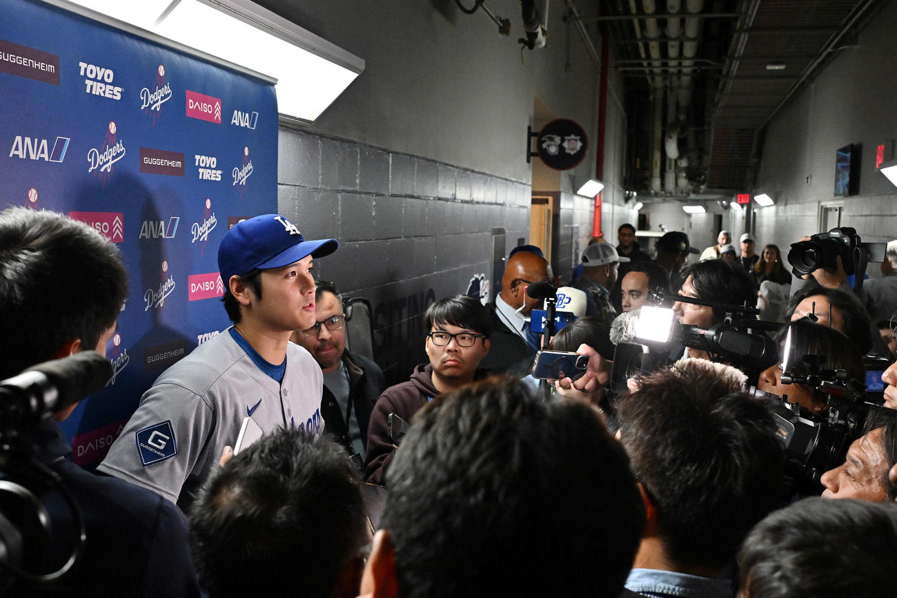 メッツ対ドジャース　試合後、取材に応じるドジャース大谷（撮影・滝沢徹郎）