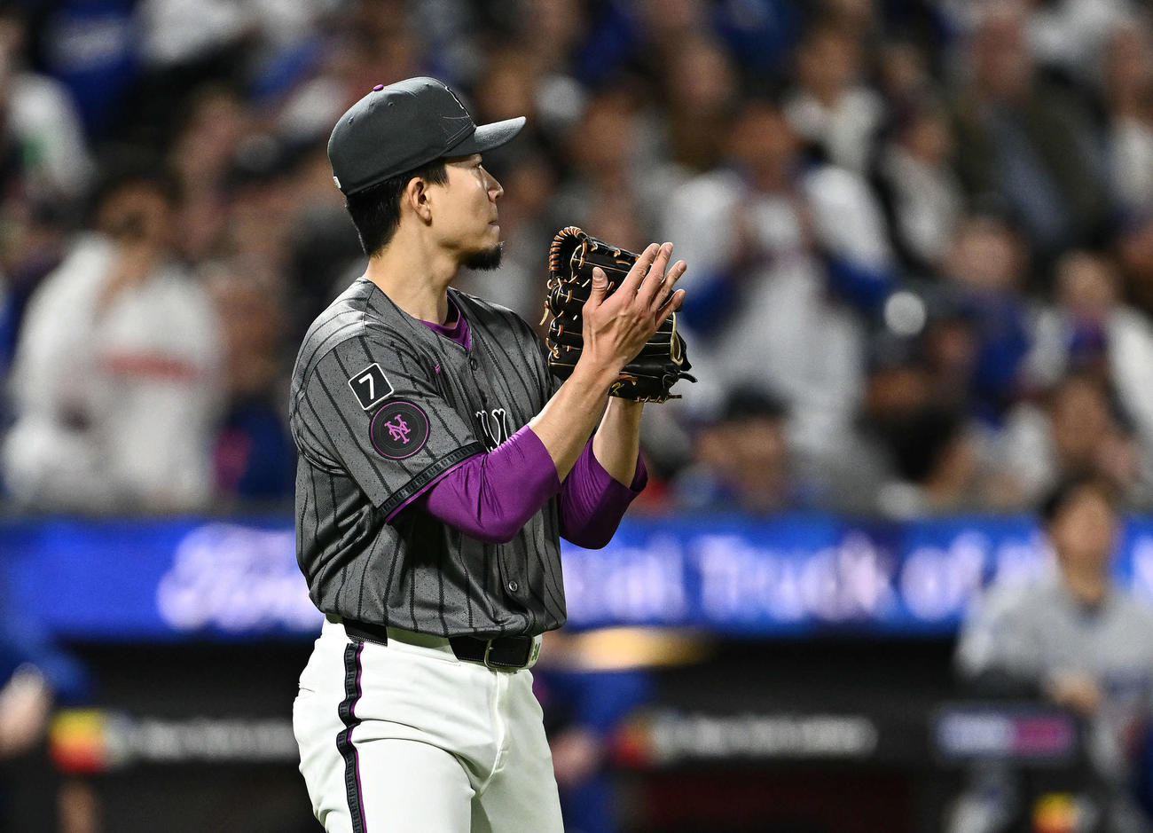 メッツ対ドジャース　5回表ドジャース2死満塁、スミスを三ゴロに打ち取りグラブをたたく千賀（撮影・滝沢徹郎）