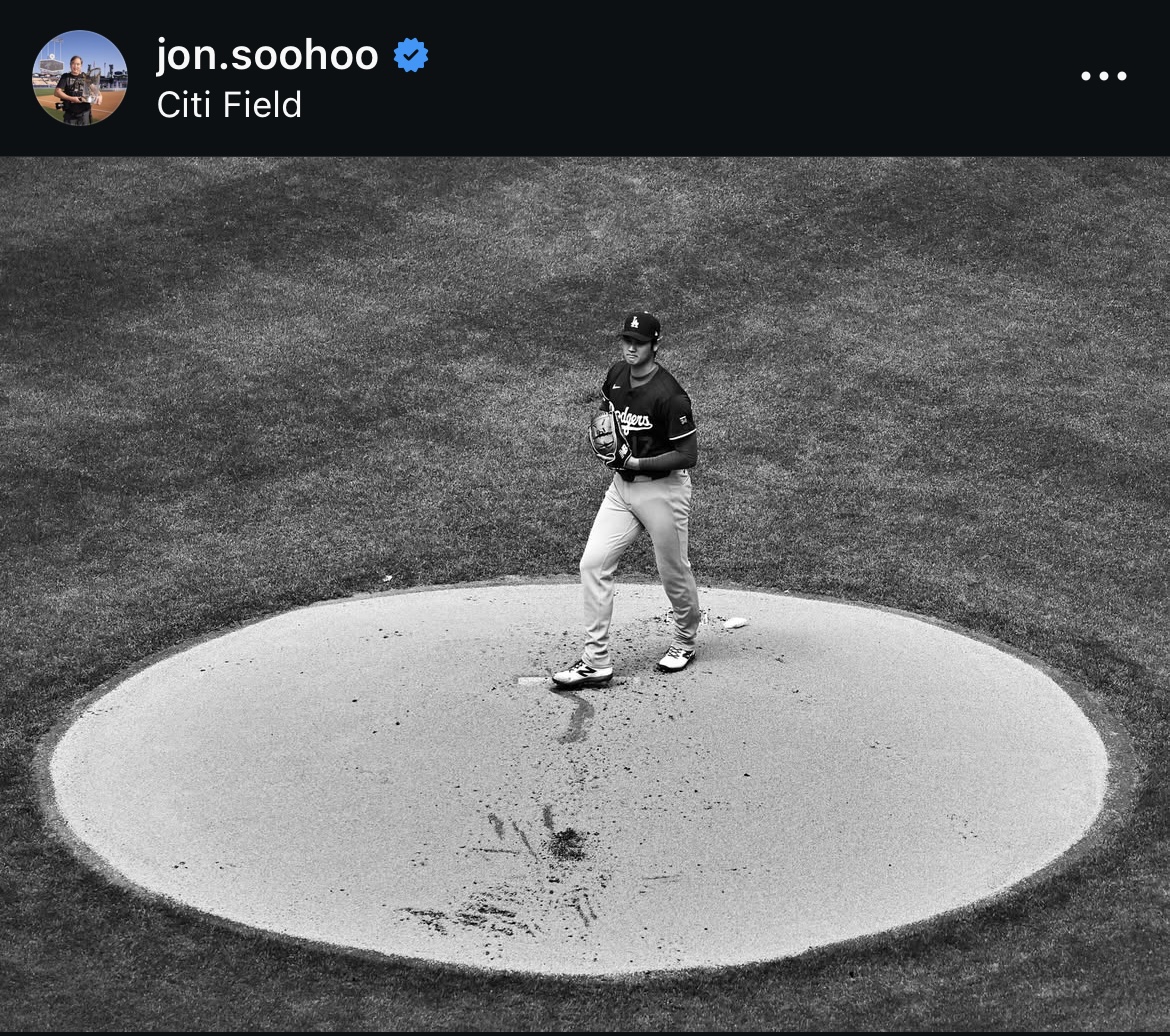 大谷翔平をスタンド上段から撮影した味のあるモノクロ加工ショット（ジョン・スーフー氏のインスタグラムから）