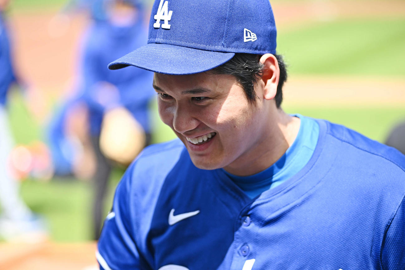 メッツ対ドジャース　試合前のライブBPを終えたドジャース大谷は笑顔で引き揚げる（撮影・滝沢徹郎）
