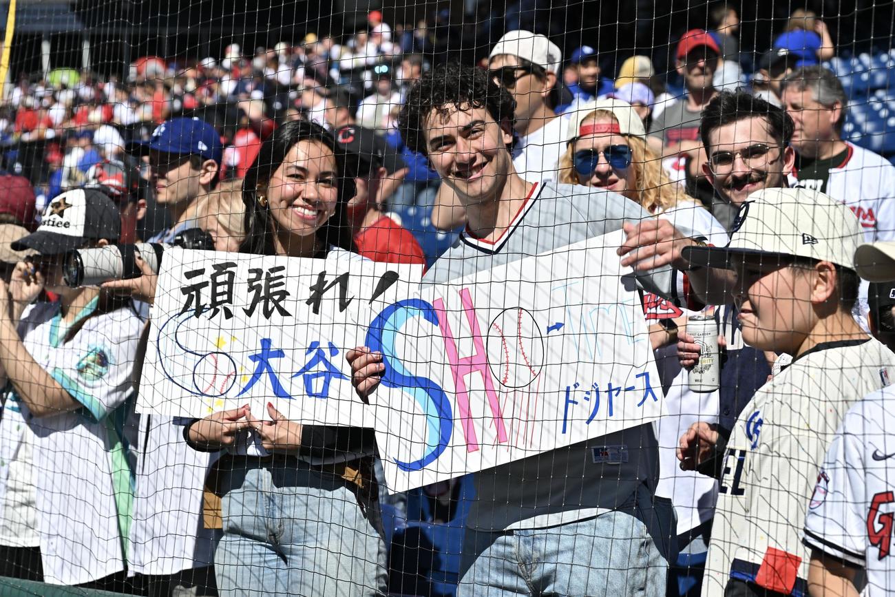 ガーディアンズ対ドジャース　ドジャース大谷を応援するファン（撮影・滝沢徹郎）