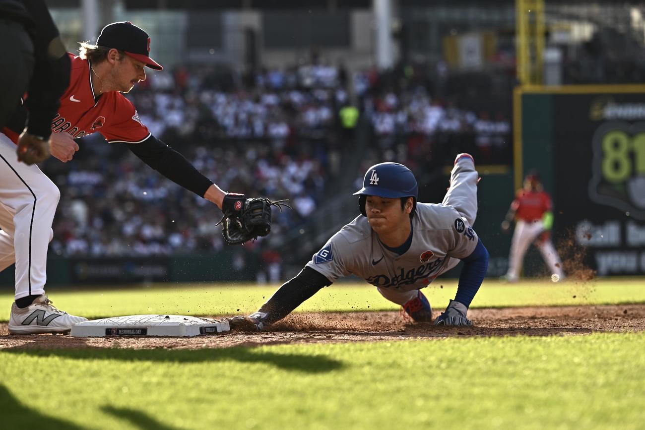 ガーディアンズ対ドジャース　5回表ドジャース無死一塁、一塁に帰塁する大谷（右）（撮影・滝沢徹郎）