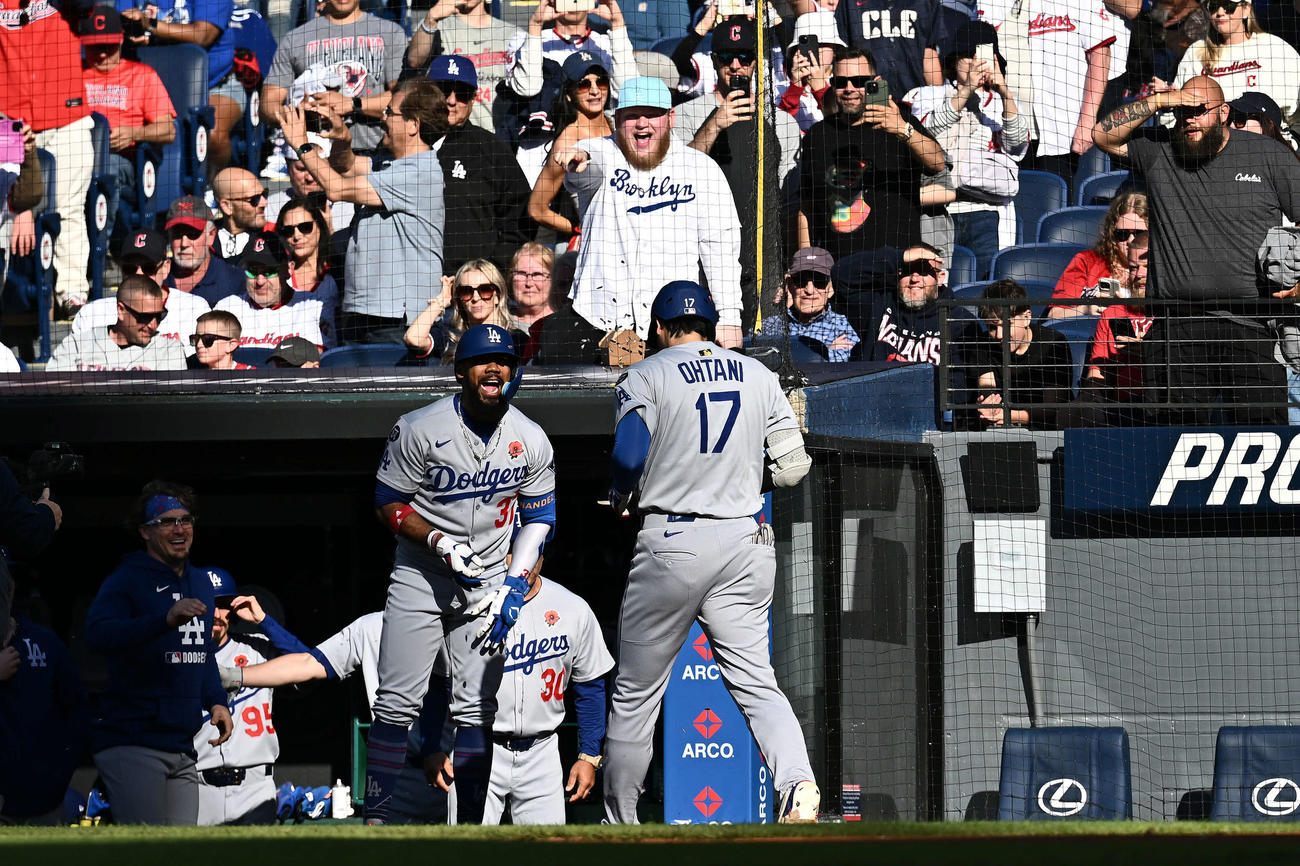 ガーディアンズ対ドジャース　1回表ドジャース無死、先制ソロ本塁打を放った大谷（手前）をヒマワリの種シャワーで祝福するT・ヘルナンデス（撮影・滝沢徹郎）