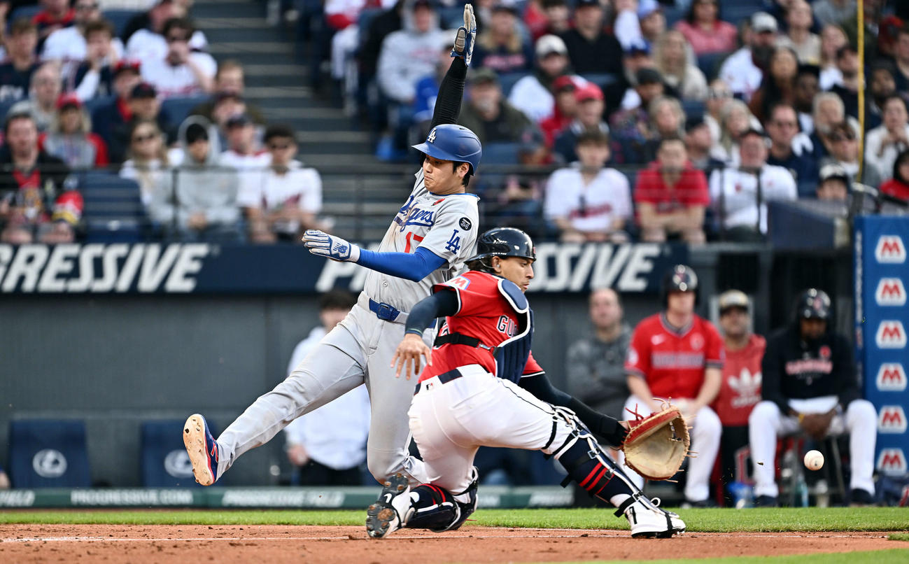 ガーディアンズ対ドジャース　6回表ドジャース2死一、二塁、フリーマンの適時打で生還する大谷（左）。捕手ネイラー（撮影・滝沢徹郎）