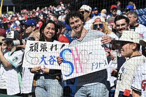 ガーディアンズ対ドジャース　ドジャース大谷を応援するファン（撮影・滝沢徹郎）