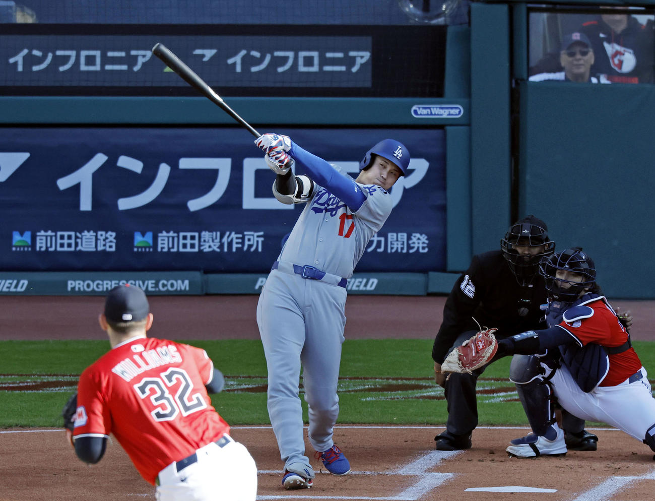 ガーディアンズ戦の1回、2試合連続の先頭打者本塁打となる19号を放つドジャース大谷＝クリーブランド（共同）