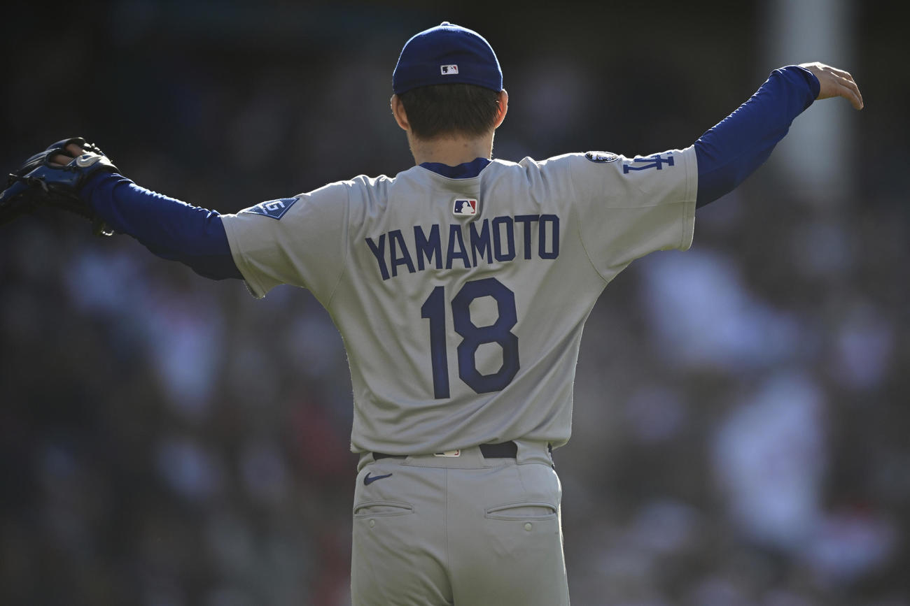 ガーディアンズ戦に先発したドジャース山本由伸は3回裏にマウンドに向かう（AP)
