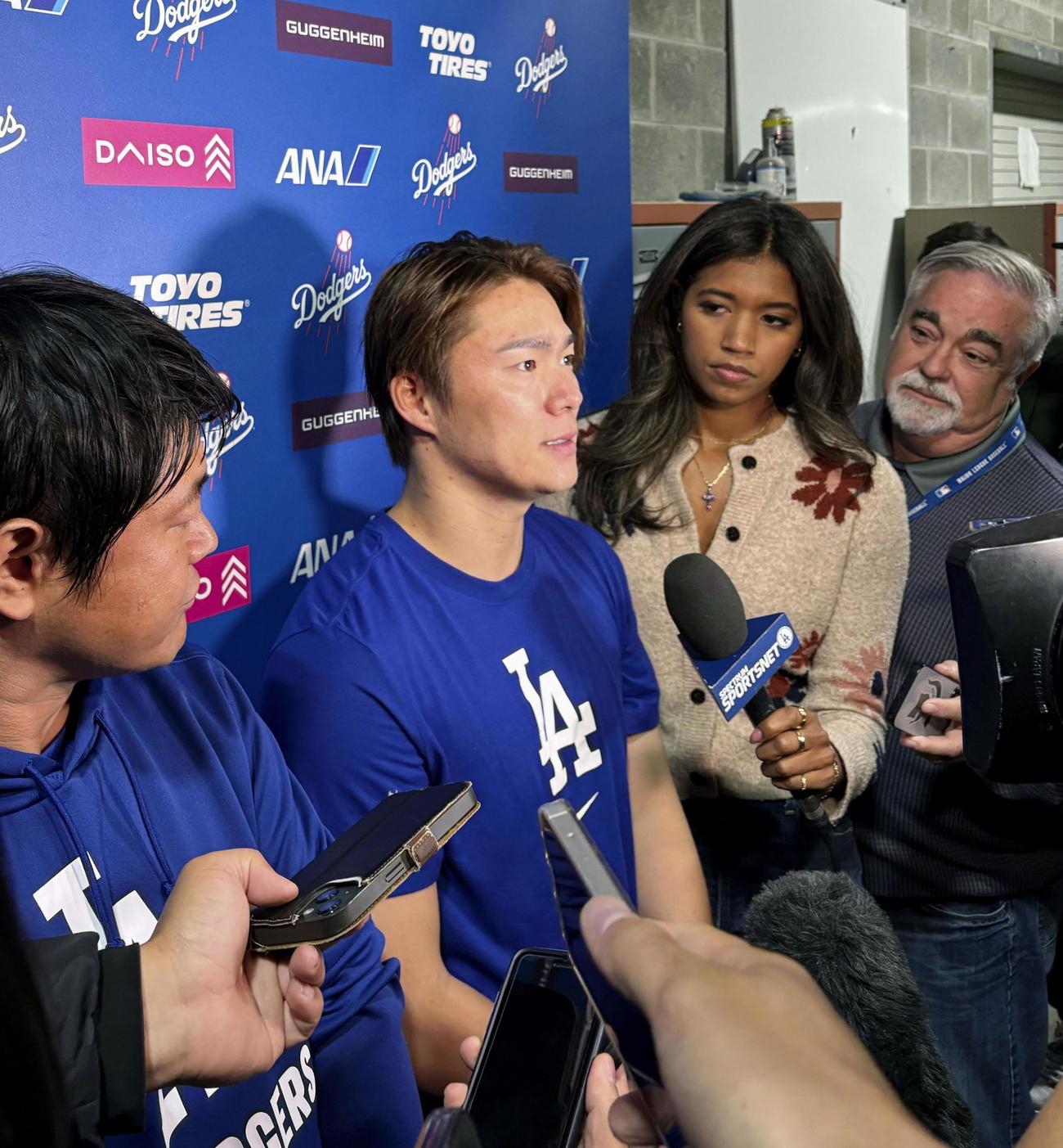 試合後、報道陣の取材に応じるドジャース・山本＝クリーブランド（共同）