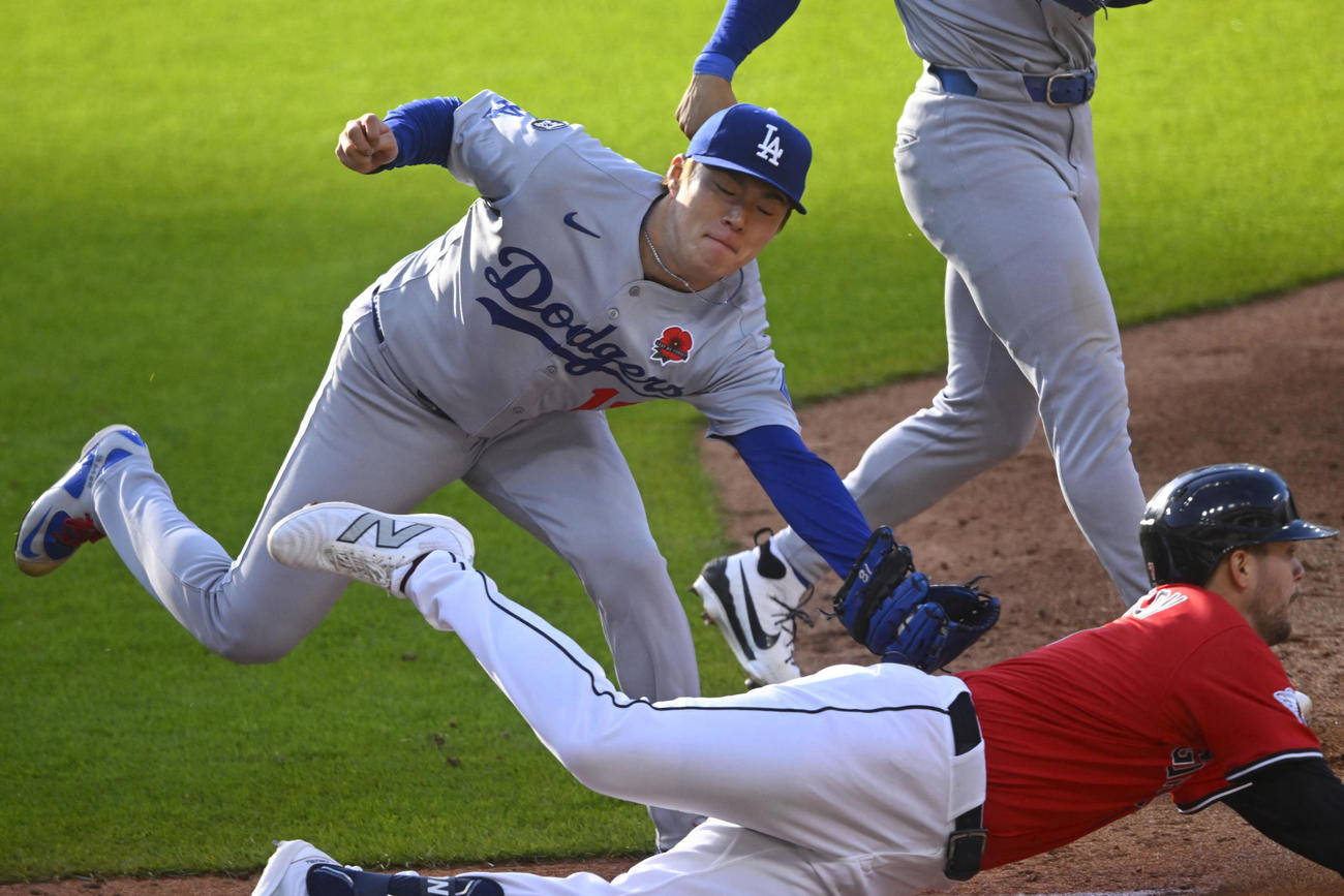 ドジャース山本由伸はガーディアンズ戦3回裏、自らバント処理して打者走者にタッチするファインプレーをみせた（ロイター）