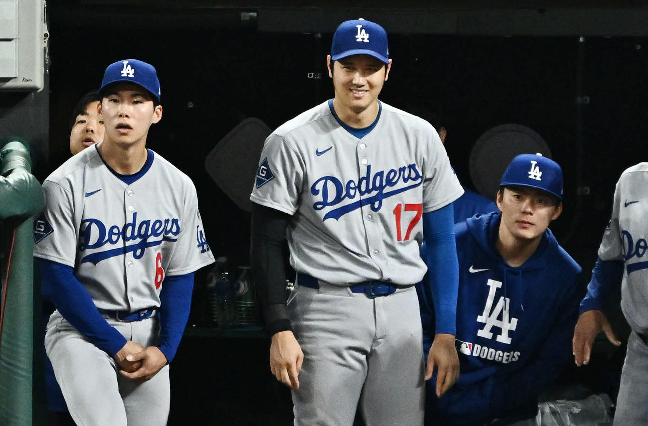 ガーディアンズ対ドジャース　9回裏、ベンチで笑顔のドジャース大谷。左は金、右は山本（撮影・滝沢徹郎）