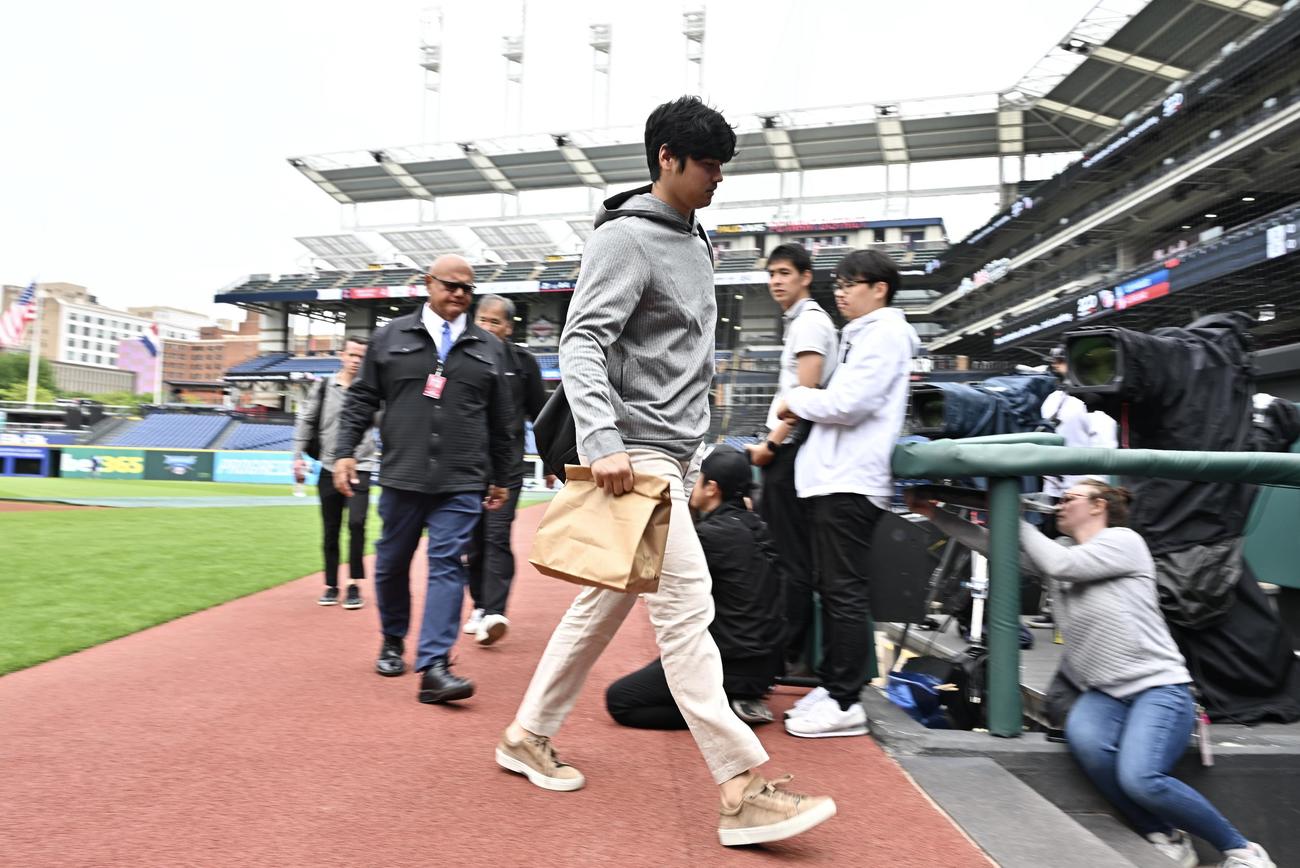 ガーディアンズ対ドジャース　球場入りするドジャース大谷（撮影・滝沢徹郎）
