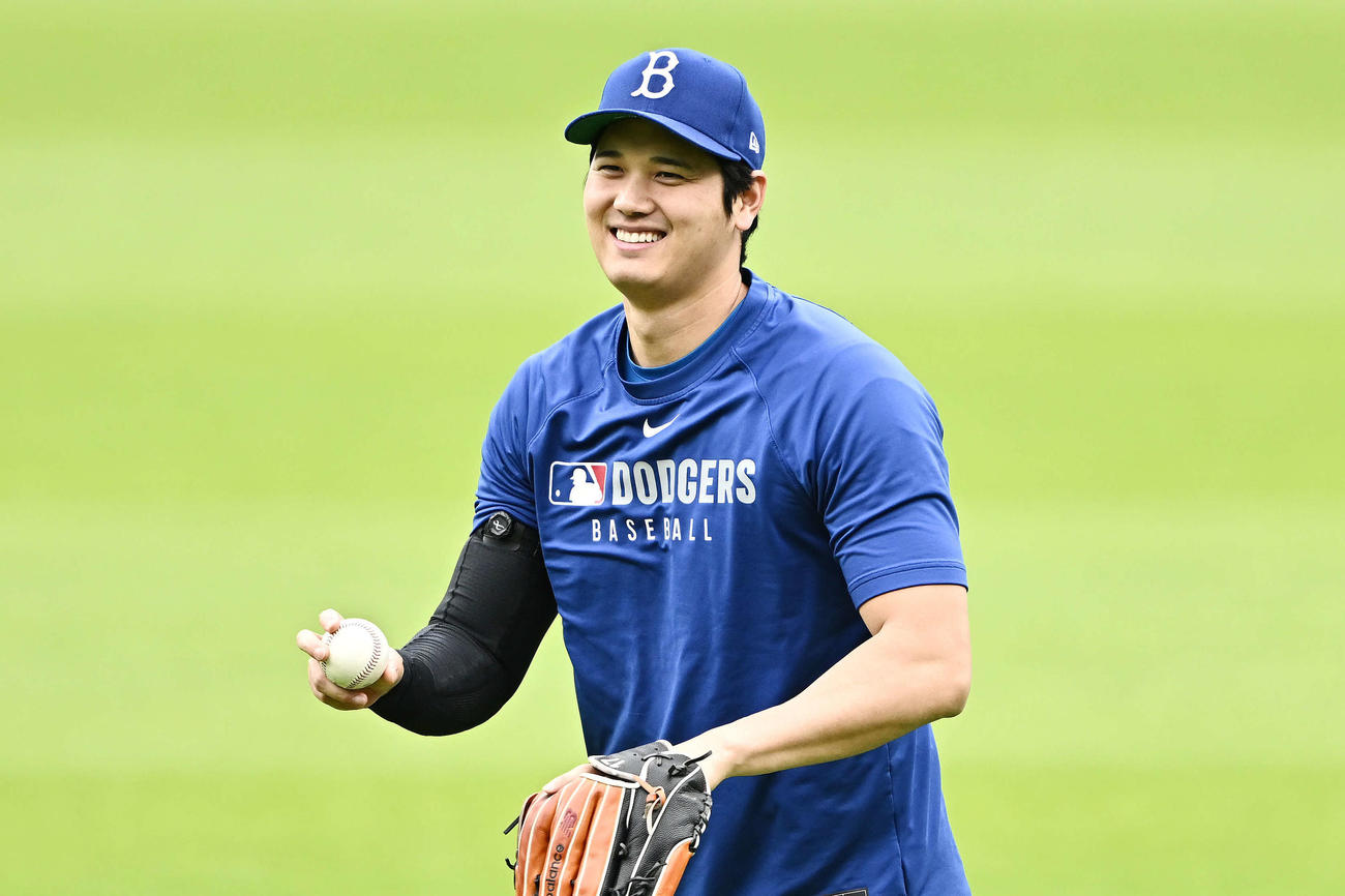 ガーディアンズ対ドジャース　試合前練習で笑顔のドジャース大谷（撮影・滝沢徹郎）