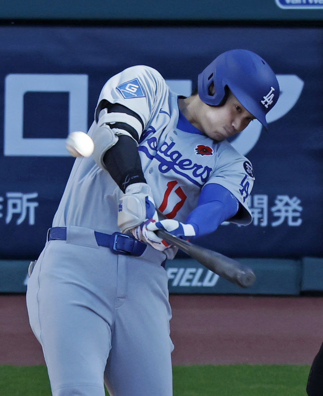 ガーディアンズ戦の1回、2試合連続の先頭打者本塁打となる19号を放つドジャース・大谷（共同）