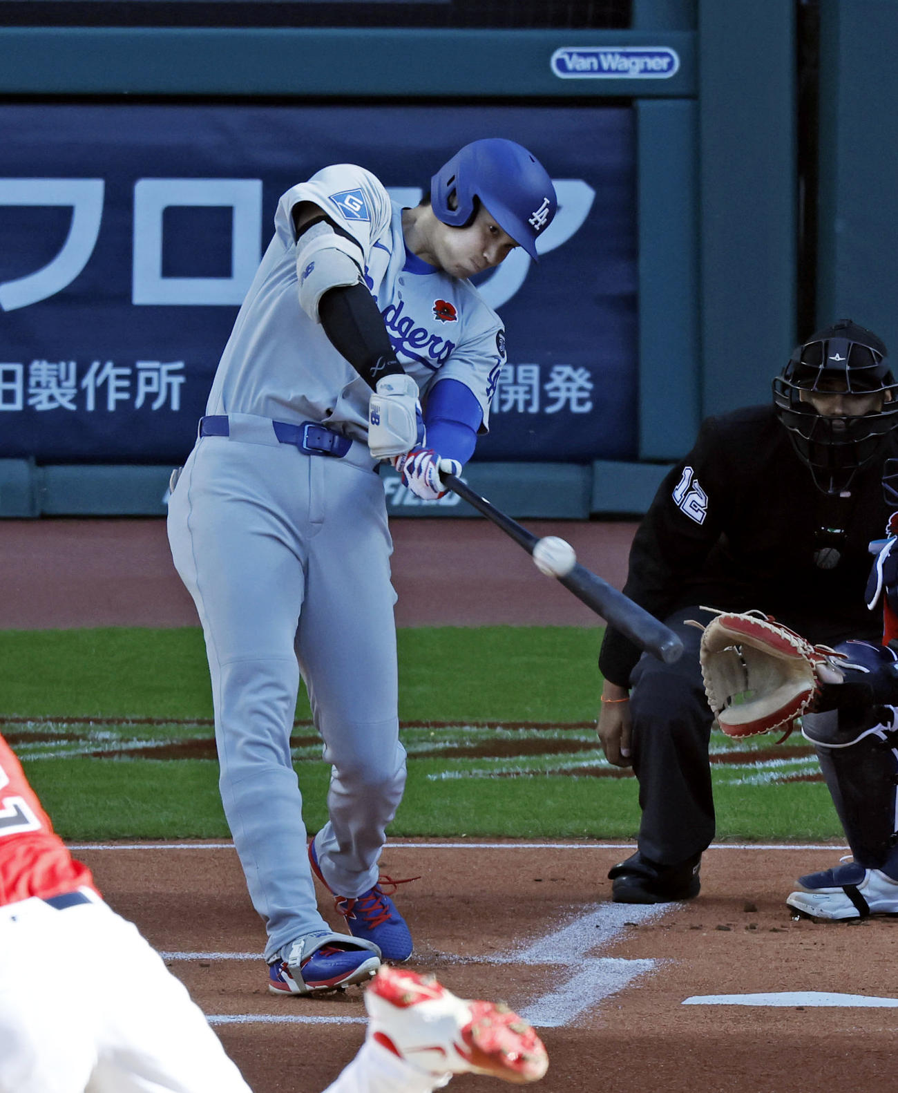 ガーディアンズ戦の1回、2試合連続の先頭打者本塁打となる19号を放つドジャース大谷＝クリーブランド（共同）