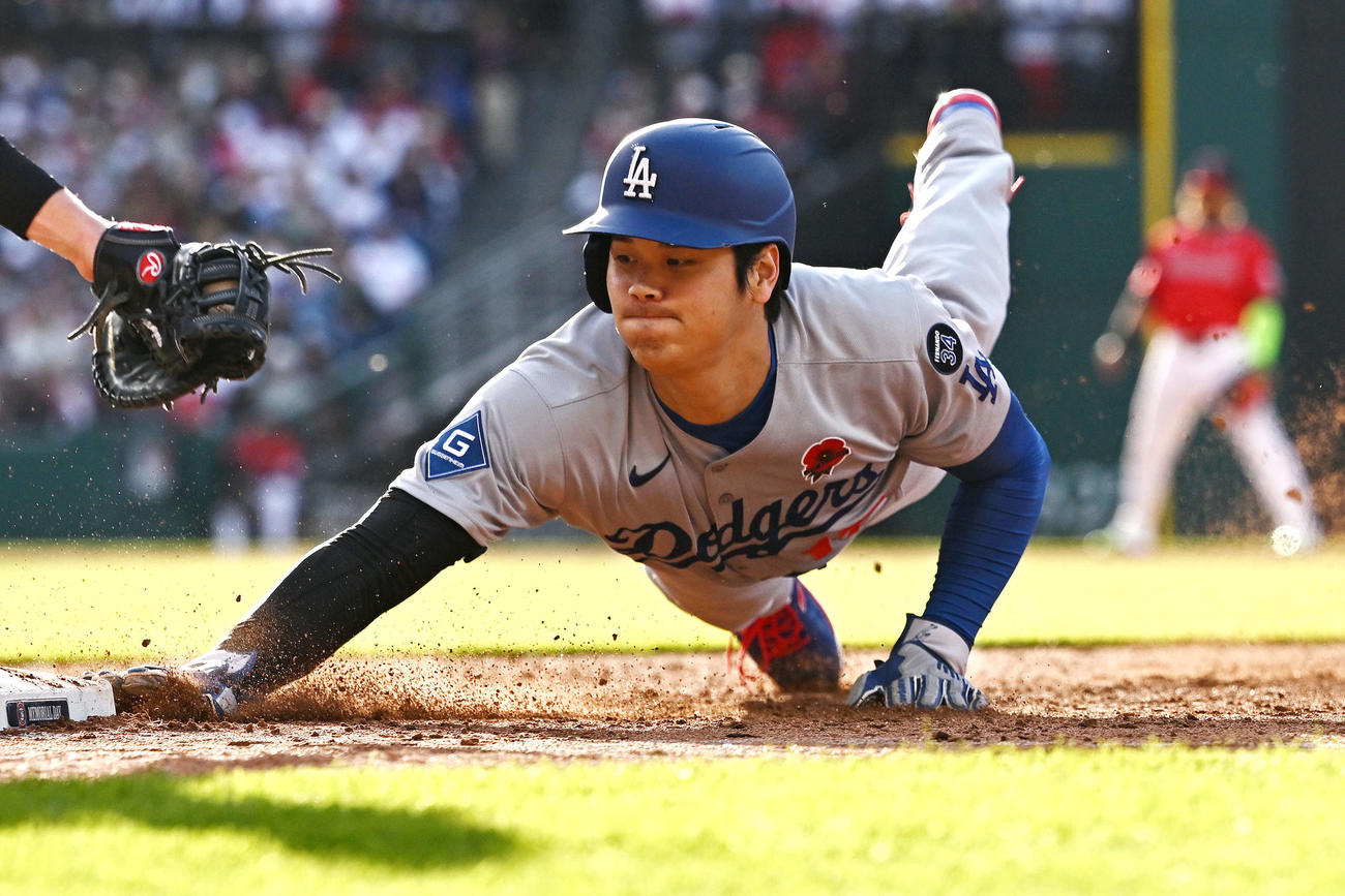ガーディアンズ対ドジャース　5回表ドジャース無死、一塁に帰塁する大谷（撮影・滝沢徹郎）