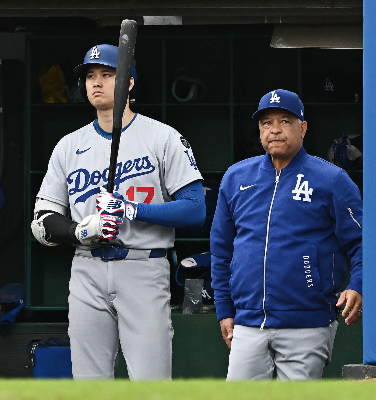 ガーディアンズ対ドジャース　逆転負けし浮かない表情のドジャース大谷（左）とロバーツ監督（撮影・滝沢徹郎）