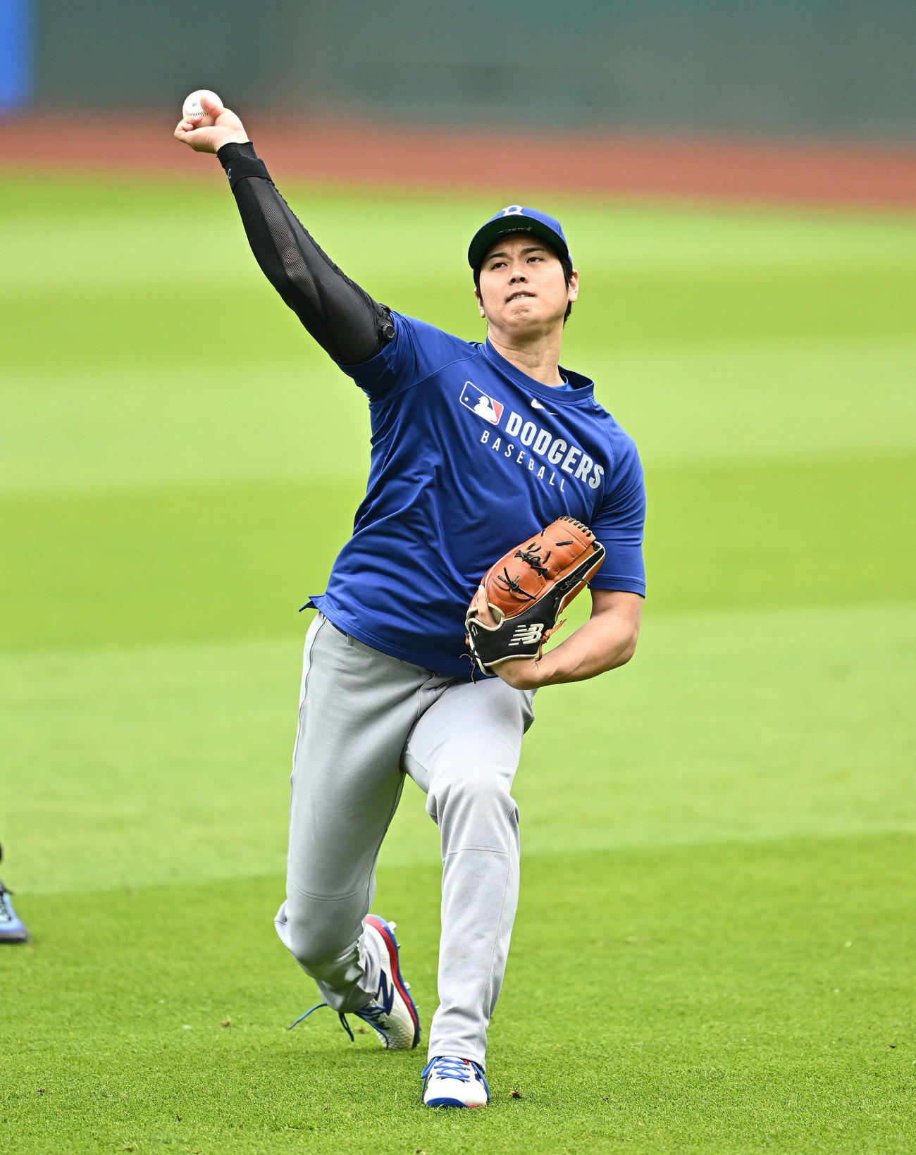 ガーディアンズ対ドジャース　試合前練習で調整するドジャース大谷（撮影・滝沢徹郎）