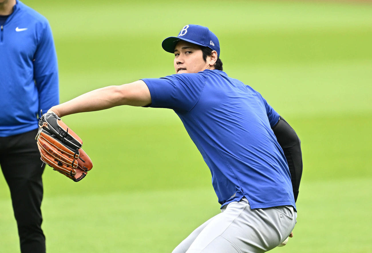 ガーディアンズ対ドジャース　試合前練習で調整するドジャース大谷（撮影・滝沢徹郎）