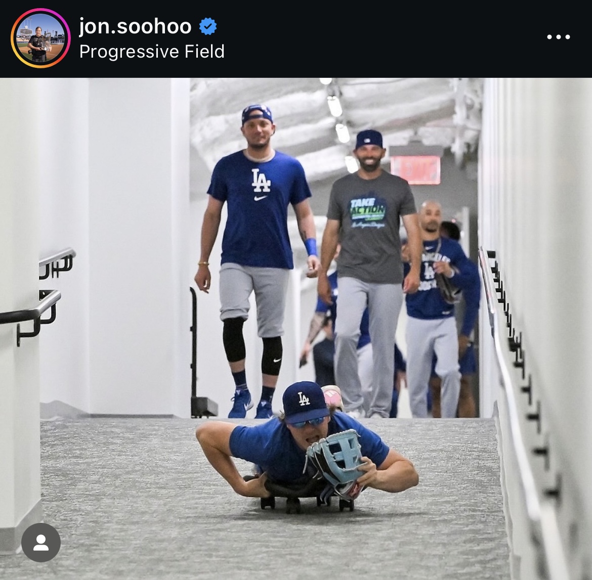 スケボーで安全ではない移動をするキケ（ジョン・スーフー氏のインスタグラムから）