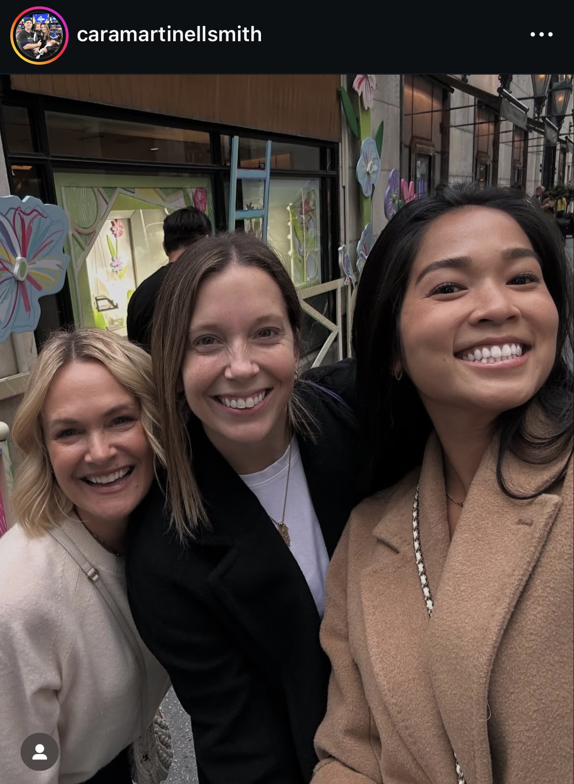 ロバーツ監督夫人ら仲よし3ショット（スミスの妻カーラ夫人のインスタグラムから）