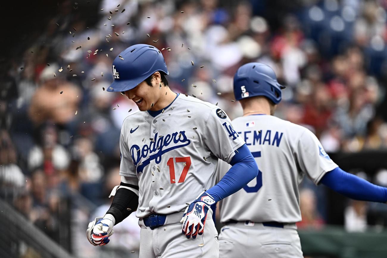 ガーディアンズ対ドジャース　4回表ドジャース2死一塁、2点本塁打を放った大谷はヒマワリの種シャワーで祝福される（撮影・滝沢徹郎）
