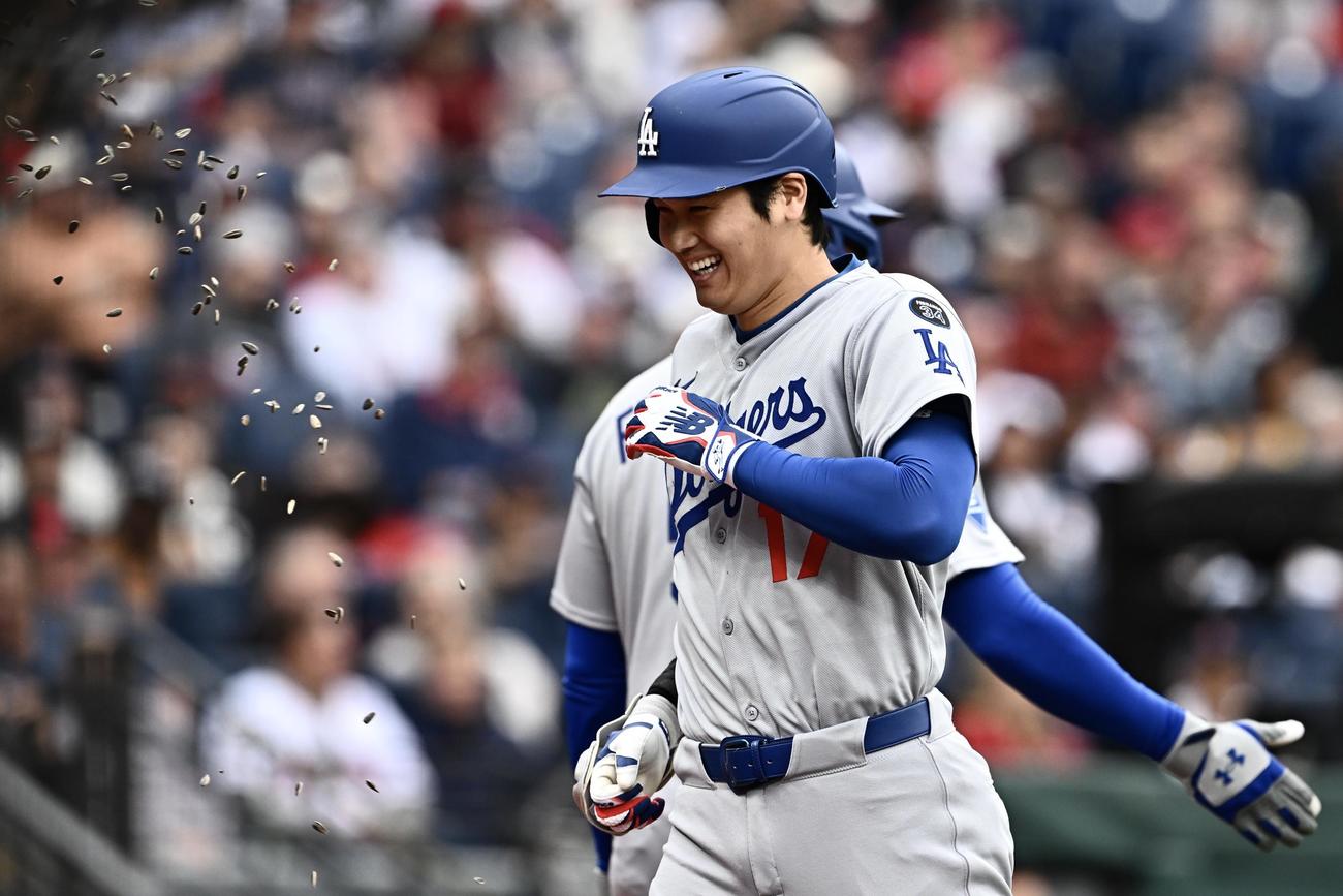 ガーディアンズ対ドジャース　4回表ドジャース2死一塁、2点本塁打を放った大谷はヒマワリの種シャワーで祝福される（撮影・滝沢徹郎）