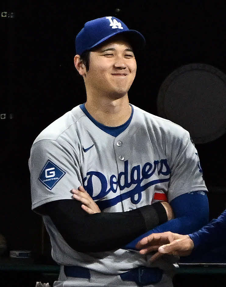 ガーディアンズ対ドジャース　9回裏、ベンチで笑顔のドジャース大谷（撮影・滝沢徹郎）