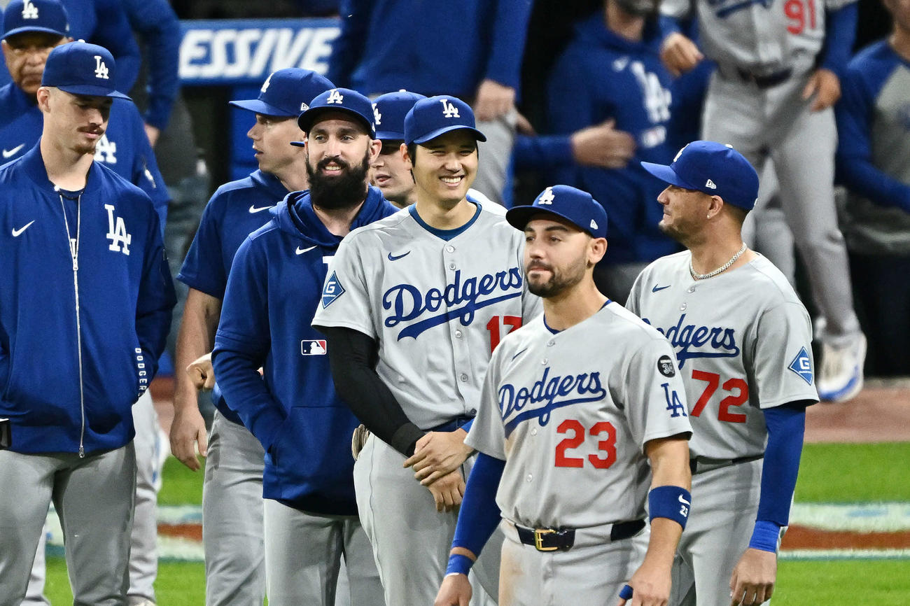 ガーディアンズ対ドジャース　試合に勝利し笑顔でチームメートを迎えるドジャース大谷（中央）（撮影・滝沢徹郎）
