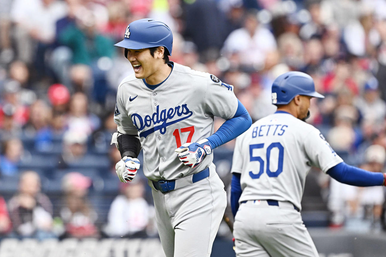 ガーディアンズ対ドジャース　4回表ドジャース2死一塁、2点本塁打を放った大谷は生還し笑顔を見せる（撮影・滝沢徹郎）