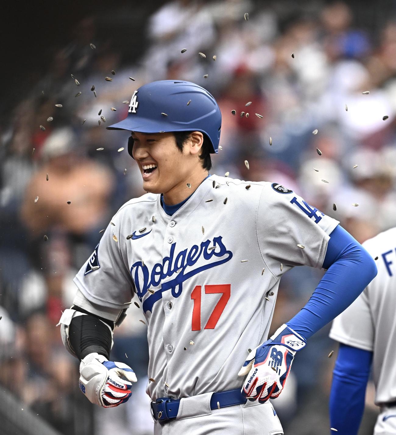 ガーディアンズ対ドジャース　4回表ドジャース2死一塁、2点本塁打を放った大谷はヒマワリの種シャワーで祝福される（撮影・滝沢徹郎）