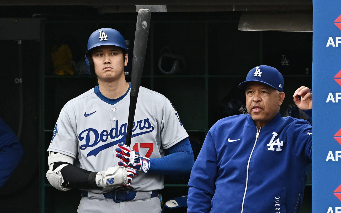 ガーディアンズ対ドジャース　逆転負けし浮かない表情のドジャース大谷（左）とロバーツ監督（撮影・滝沢徹郎）