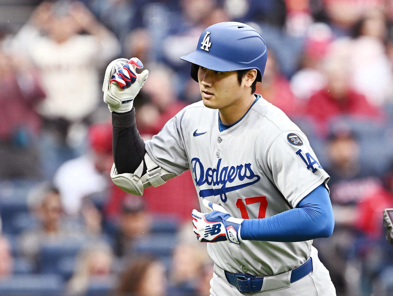 ガーディアンズ対ドジャース　4回表ドジャース2死一塁、2点本塁打を放った大谷は生還しデコルテポーズをする（撮影・滝沢徹郎）