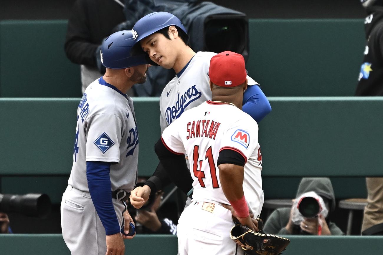 ガーディアンズ対ドジャース　7回表ドジャース2死、四球で出塁した大谷（中央）は一塁コーチとヘッドバンプする（撮影・滝沢徹郎）