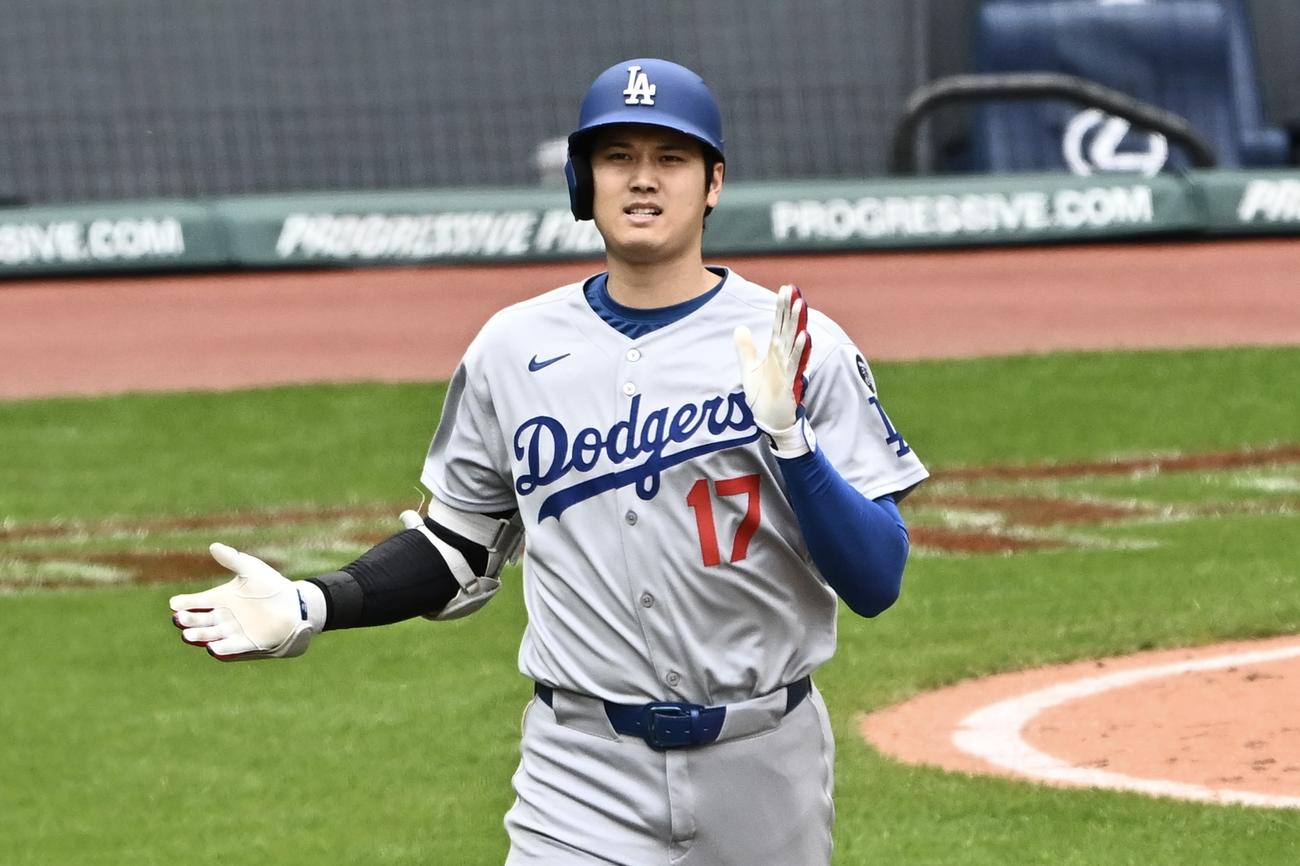 ガーディアンズ対ドジャース　5回表ドジャース2死、左飛に倒れた大谷は手をたたいて悔しがる（撮影・滝沢徹郎）