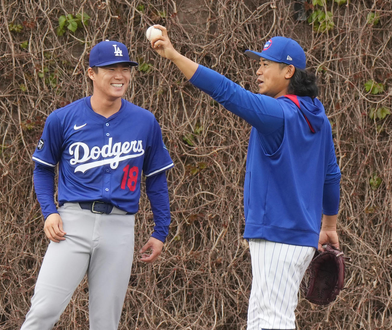2025年4月　試合前、カブス今永と話すドジャース山本