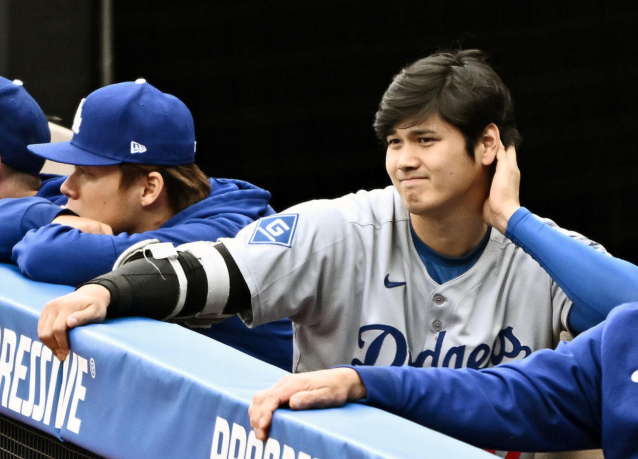 ガーディアンズ対ドジャース　ベンチから戦況を見つめるドジャース大谷（右）と山本（撮影・滝沢徹郎）