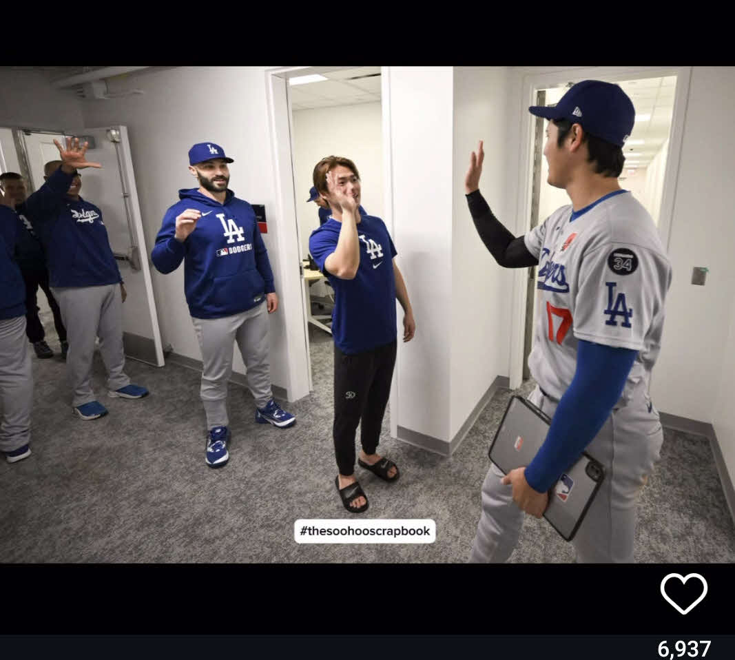 ベンチ裏で山本由伸らとハイタッチする大谷（ジョン・スーフー氏のインスタグラムから）