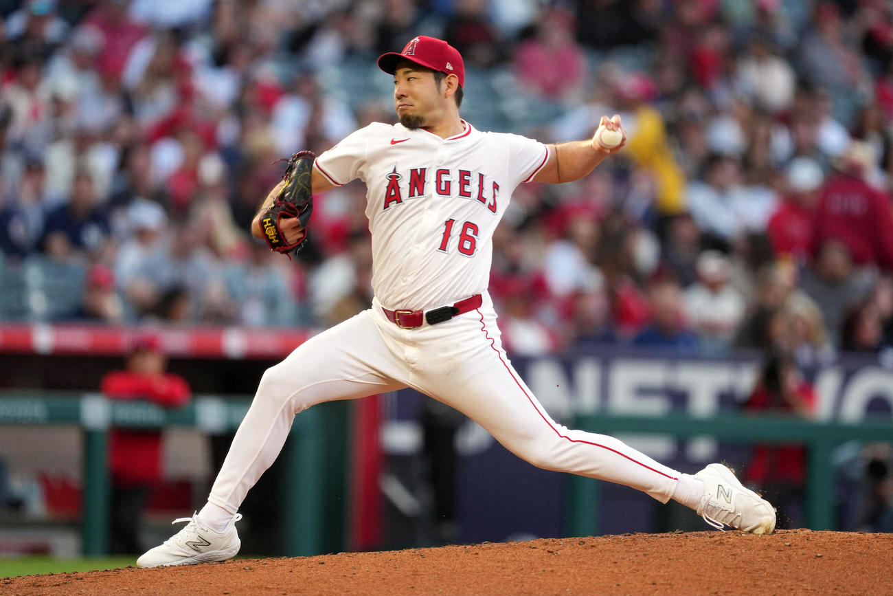 エンゼルス菊池雄星の2回の投球（ロイター）